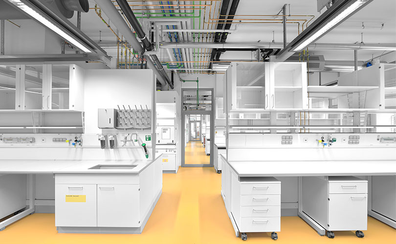 Ergonomic working practices with service modules in laboratories